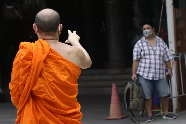 Toți călugării dintr-un templu budist din Thailanda au fost dați afară, după ce au fost prinși drogați