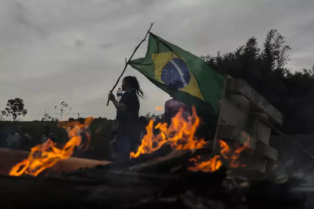 Susținătorii lui Bolsonaro încearcă să paralizeze Brazilia, după ce Lula a câștigat alegerile prezidențiale. Protest cu mii de camioane pe autostrăzi