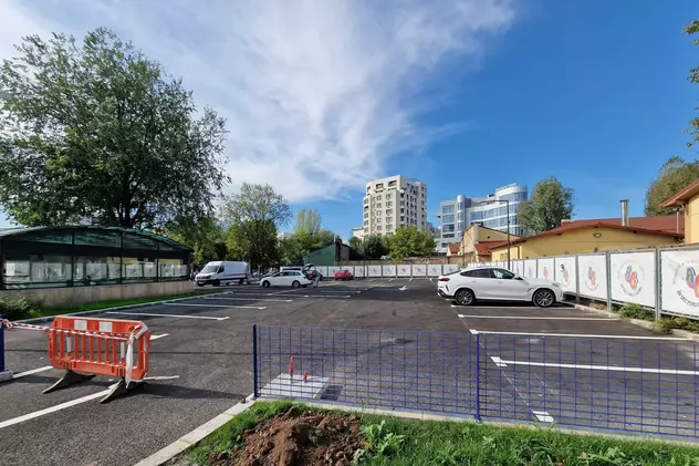 Primăria Sectorului 4 a transformat un spațiu verde și un trotuar de lângă stația de metrou Timpuri Noi în parcare. Cum explică autoritățile