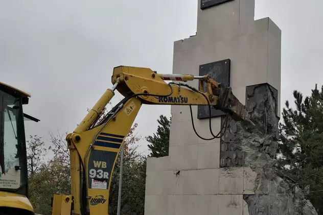 Primăria Sectorului 1 a demolat statuia din fața Universității Bioterra: „Un kitsch amplasat ilegal pe domeniul public”