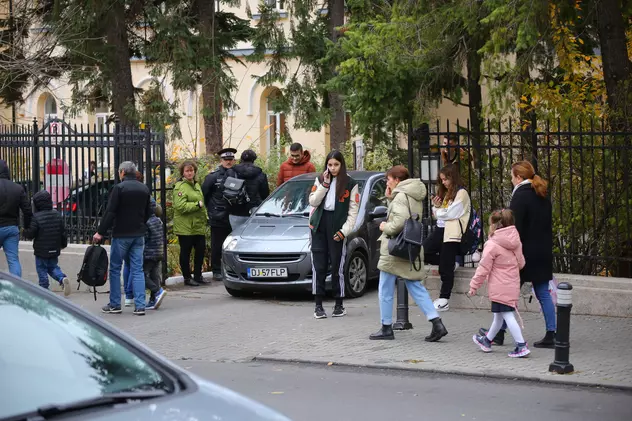 Pericol pentru copii. Curţile şcolilor din Craiova, invadate de maşini