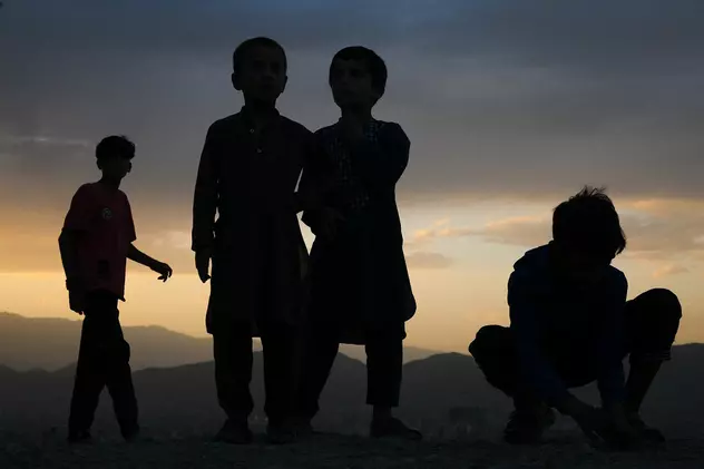 Un tată și-a ucis cei trei copii, pe care-i trimitea să cerșească, de rușine că nu avea ce să le dea de mâncare și vecinii râdeau de el, în Kandahar