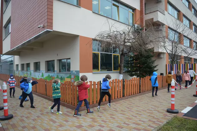 Elevii și profesorii din București şi alte 29 de judeţe intră în vacanța mobilă, de astăzi