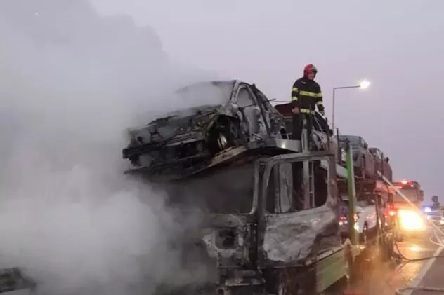 Patru mașini au ars pe Drumul Expres Craiova, după ce platforma care le transporta a fost cuprinsă de flăcări  |  VIDEO