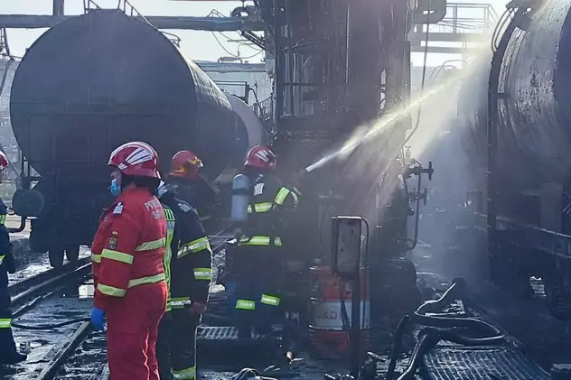 Un vagon încărcat cu păcură a luat foc în județul Galați. Pompierii au intervenit cu 4 autospeciale