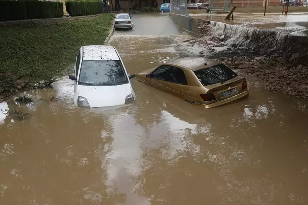 Inundații în Valencia după ploile torențiale. Oameni salvați din mașini. Aeroportul a fost închis temporar