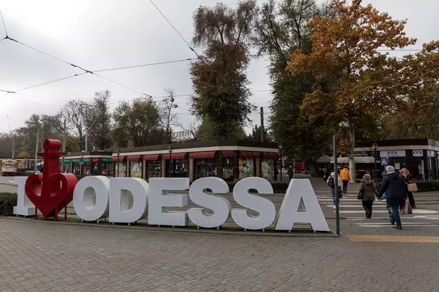 Însemnări din Odesa. Înainte de război, ghizii transportau turiștii cu mașini electrice. Astăzi, monumentele UNESCO sunt protejate în cutii antibombă