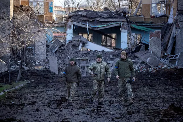 „Mulți avem «picior de șanț»”. Imagini cu soldații ucraineni care apără linia frontului din Donbas în tranșee pline de noroi