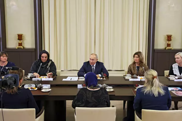 Întâlnirea lui Putin cu mamele soldaților, un fake? Femeile fotografiate alături de el sunt din structurile proguvernamentale