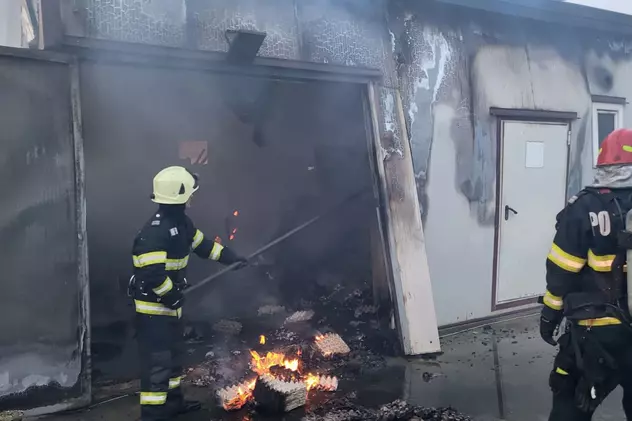 Incendiu de proporții la o fermă de găini din Unimăt, județul Satu Mare. Mii de păsări au ars de vii