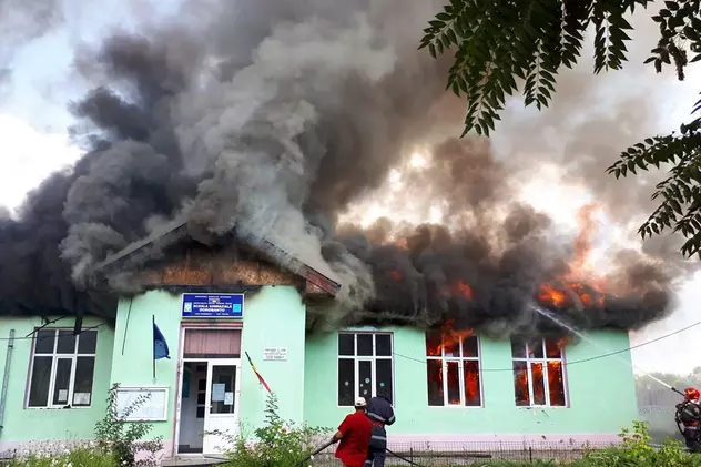 Incendiu la o școală din Bacău. Toți elevii și profesorii au fost evacuați