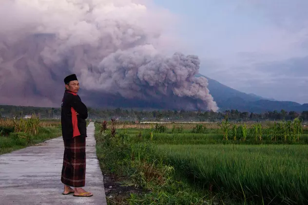 Vulcanul Semeru din Indonezia a erupt. Sute de localnici, evacuați din calea norilor imenși de fum și cenușă