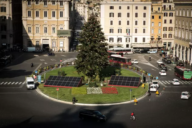 Scandal la Roma din cauza bradului de Crăciun cu energie solară, din centrul orașului. Criticii spun că panourile solare arată „urât”