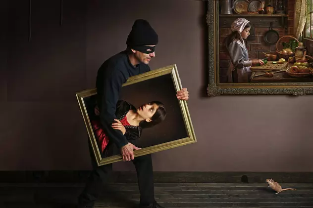 Picturi celebre furate de-a lungul timpului - Imagine cu un hoţ vcare fură o pictură dintr-un muzei