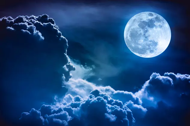 Luna plină din Gemeni, experiențe noi în luna decembrie - Imeagine cu luna plină pe un cer înnorat
