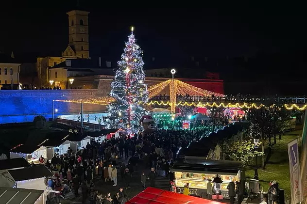 Prețuri la târgul de Crăciun din Alba Iulia: Cât costă un vin fiert, o cafea, o ciocolată caldă, un langoș sau un burger