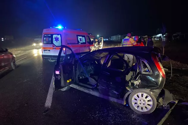 O persoană a murit și alte patru au fost grav rănite într-un accident la Garoafa, în care au fost implicate două mașini și un TIR