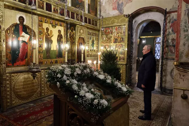 Putin a participat singur la slujba de Crăciun, la Kremlin. Cum a fost surprins în imagini transmise de televiziunea de stat