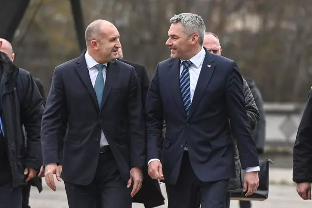 Președintele bulgar Rumen Radev (stânga) şi Cancelarul austriac Karl Nehammer (dreapta) în timpul vizitei la frontiera bulgaro-turcă, în Elhovo, pe 23 ianuarie. Foto: EPA