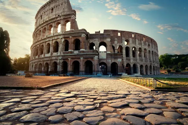 De unde provine expresia „toate drumurile duc la Roma” Imagine cu Colosseumul din Roma