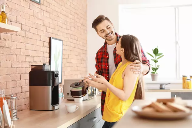 Cafetiere și accesorii la prețuri fără egal în oferta Melitta de azi, 13 ianuarie - Imagine cu un cuplu tânăr care îşi prepară cafeaua în bucătărie