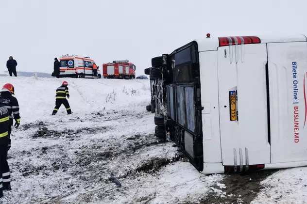 Cel puțin trei persoane au fost rănite după ce un autocar s-a răsturnat pe DE 581, la Berheci, județul Galați