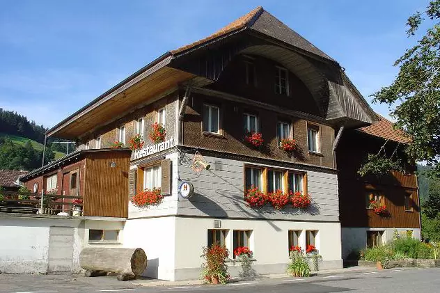 Soluția unui restaurant din Elveția pentru a economisi energia: „Sperăm că vă place atmosfera”
