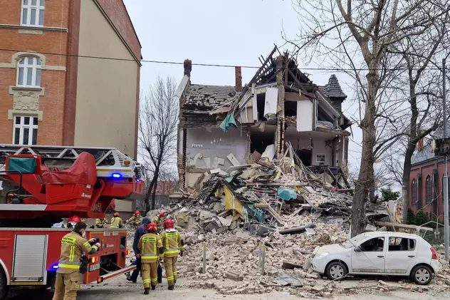 Explozie la instalația de gaz a unei case parohiale din Katowice. Doi oameni au fost găsiți morți sub dărâmături