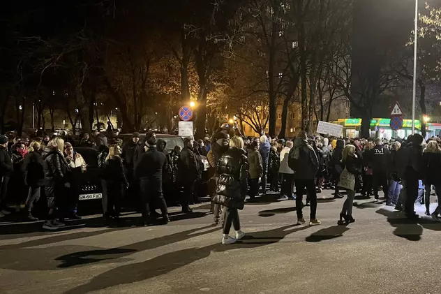 Sute de oameni au protestat în faţa Spitalului Judeţean din Satu Mare, după ce o fată de 15 ani a murit la Urgențe. Ce acuzații aduce familia