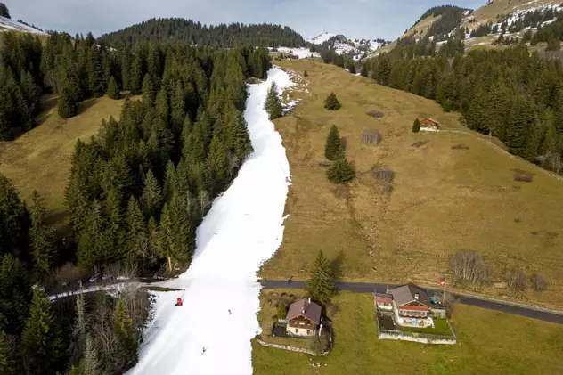 Pârtiile din Alpi, lipsite de zăpadă din cauza temperaturilor ridicate. Peisaj de toamnă și în Bucegi