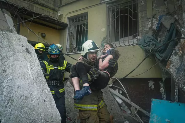O femeie a fost scoasă în viață de sub dărâmăturile blocului din Dnipro lovit de o rachetă rusească. „Luptăm pentru fiecare viață”