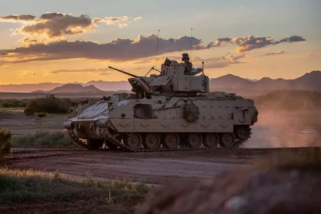 FOTO: „Ucigașii de tancuri” promiși Ucrainei au sosit. Zeci de blindate Bradley, sisteme Avenger și vehicule Stryker au debarcat în Germania