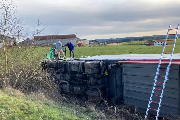 Șofer român de TIR scos cu greu din cabină, după ce, beat, a răsturnat camionul pe câmp, lângă o autostradă din Germania
