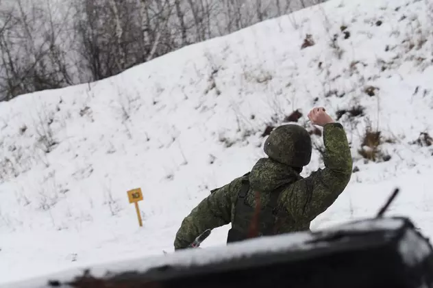 Un comandant de pluton rus a detonat o grenadă în Casa de Cultură, lângă depozitul de muniții, la granița cu Ucraina, și a ucis trei camarazi