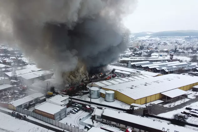 Incendiu de proporții într-o zonă de depozite din Târgu Mureș. A fost emis un mesaj Ro-Alert
