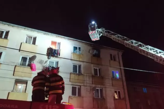 Incendiu într-un bloc din Hunedoara. Peste 70 de persoane au părăsit clădirea