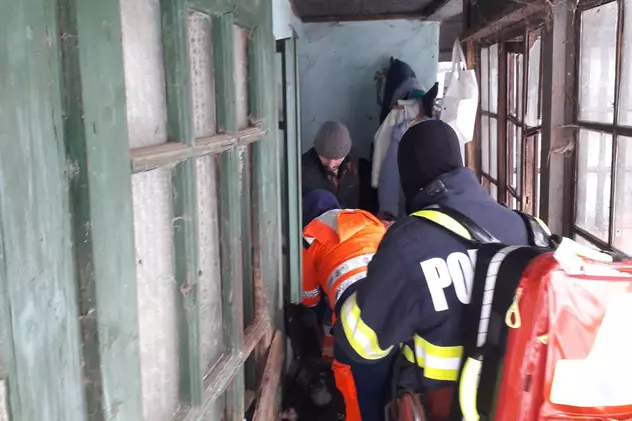 ISU Prahova, intervenție cu șenilata pentru salvarea a doi bolnavi izolați din cauza zăpezii