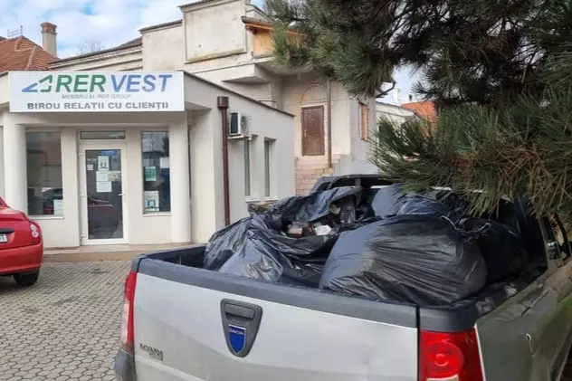 Locuitorii unei străzi din Alba Iulia și-au dus gunoiul la sediul firmei de salubritate. Societatea nu a mai ridicat gunoiul de două săptămâni