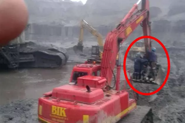 Imagine de la mina Jilț, unde trei oameni au murit: muncitori transportați în cupa excavatorului. Noul director spune că poza „e mai veche”