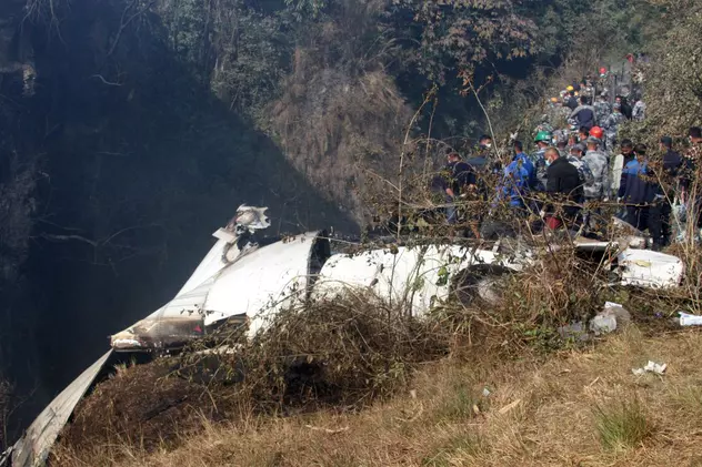 Cutiile negre ale avionului cu 72 de oameni la bord, prăbușit în Nepal, au fost găsite
