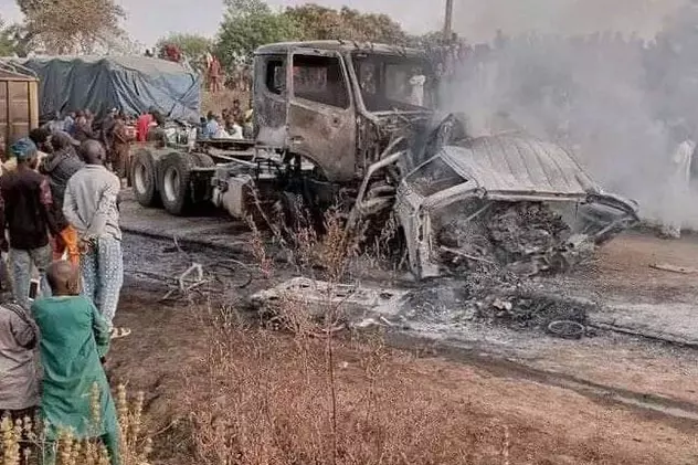 18 oameni, arși de vii, după ce un microbuz s-a ciocnit cu un camion și a luat foc, în Nigeria