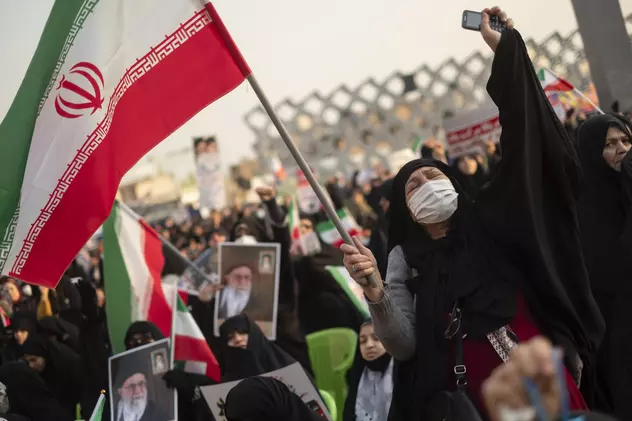 Miting de protest pro-guvernamental organizat în sprijinul liderului suprem al Iranului, ayatollahul Ali Khamenei, și în opoziție față de recentele tulburări care au urmat morții lui Mahsa Amini, o iraniană-kurdă în vârstă de 21 de ani. Foto: Profimedia