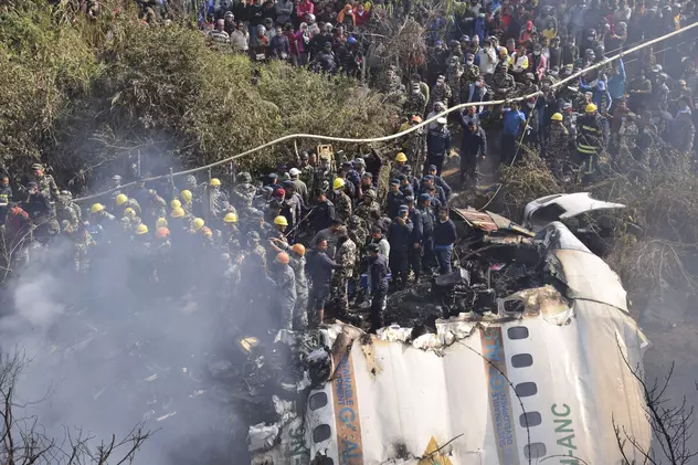 Corespondență din Nepal. Accidentul aviatic, cel mai grav din ultimii 30 ani, s-a petrecut în timpul unei sărbători naționale. „Am auzit explozia” 