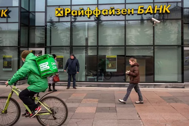 Filiala rusă a băncii austriece Raiffeisen e considerată oficial de ucraineni „complice” la invazia Rusiei