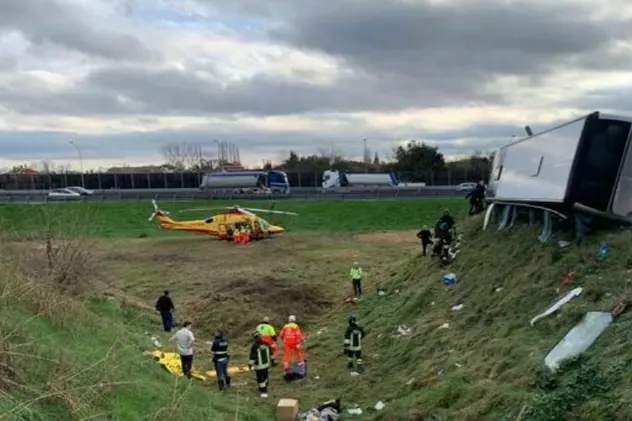 Un autocar cu 56 de români s-a răsturnat pe o autostradă din Italia. 22 de persoane, transportate la spital. Precizările MAE
