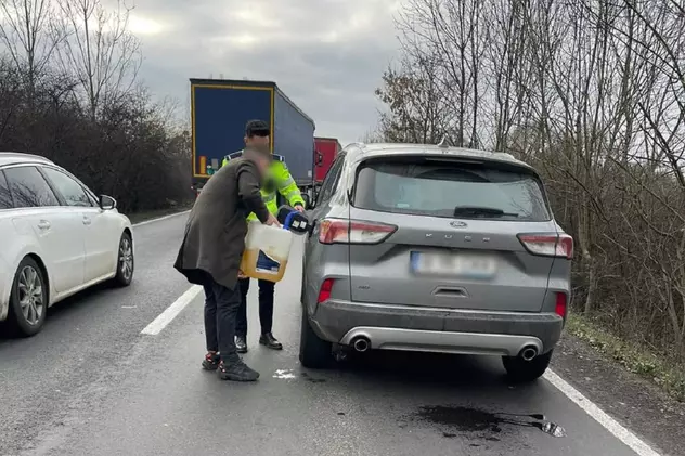 Șofer rămas fără combustibil, dus cu bidonul la benzinărie de un echipaj de poliție, în Timiș: „Sâmbăta faptelor bune”