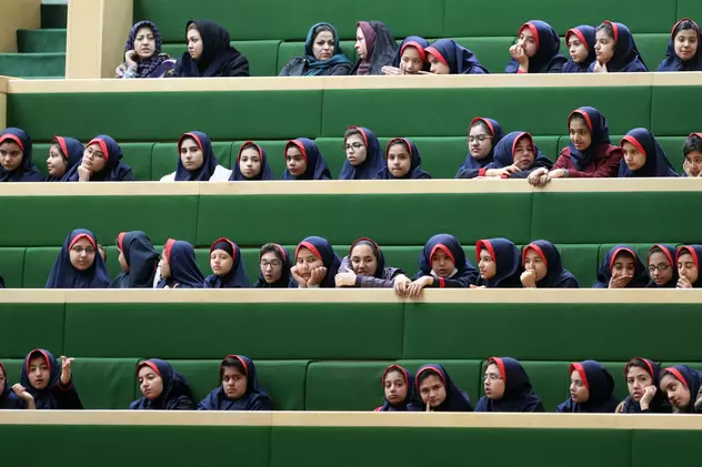 Activiști iranieni, după cazul sutelor de fete otrăvite în școli cu un gaz toxic: „Regimul calcă pe urmele talibanilor”