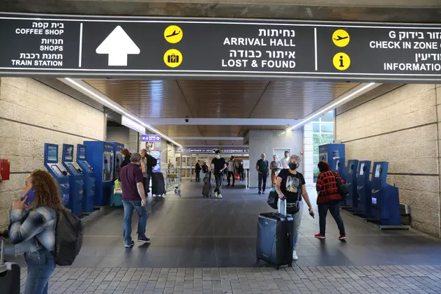 Și-au abandonat bebelușul pe aeroportul din Tel Aviv, după ce au aflat că trebuie să plătească 25 de euro să călătorească cu el