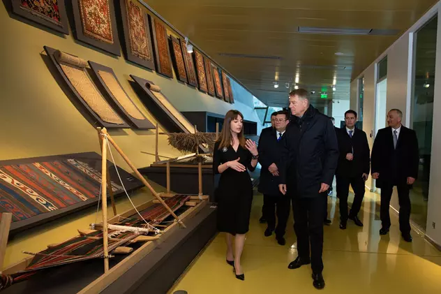 Preşedintele Klaus Iohannis a vizitat Muzeul Covorului de la Baku. Arta azeră a țesutului, inclusă în patrimoniul UNESCO