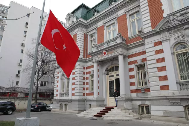 Ambasada Turciei la București a deschis o carte de condoleanțe pentru victimele cutremurului
